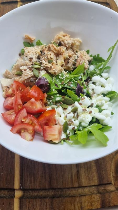 Питательный и вкусный: салат с тунцом и рукколой