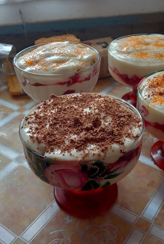 Летний десерт на любой вкус: воздушный творожный деликатес с вишнёвым сиропом