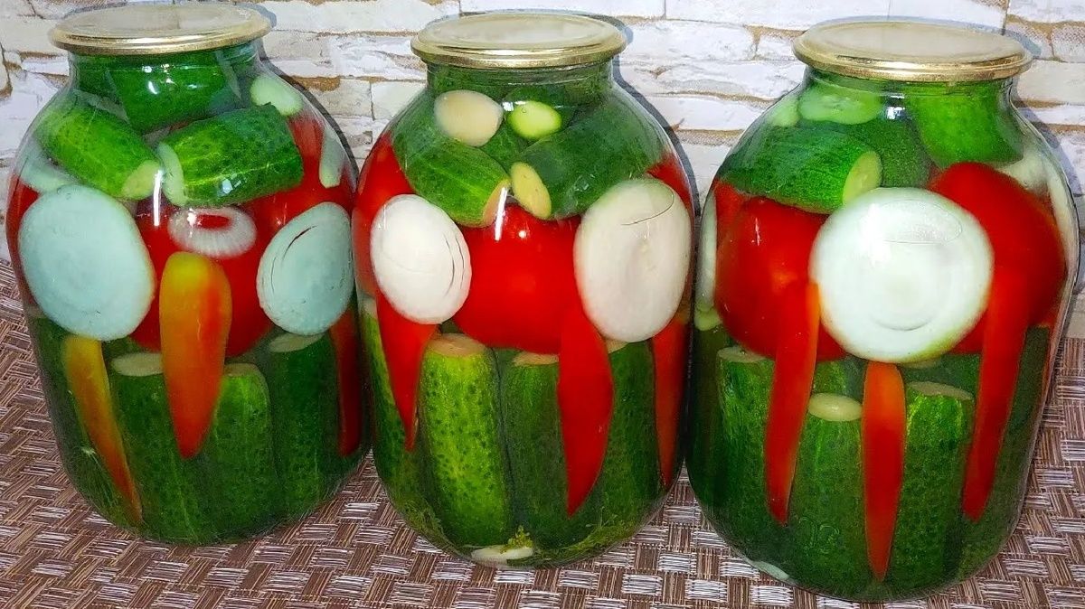 Настоящий зимний деликатес: рецепт хрустящих огурцов с помидорами без стерилизации