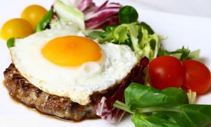 Идеальный бифштекс с глазуньей: простой рецепт для гурманов