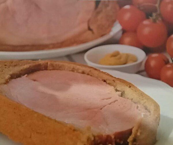 Свиная шея в хлебной буханке: новое мясное наслаждение от шеф-повара