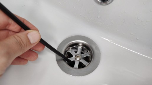 Умная хитрость: как справиться с засорами в раковине и сэкономить