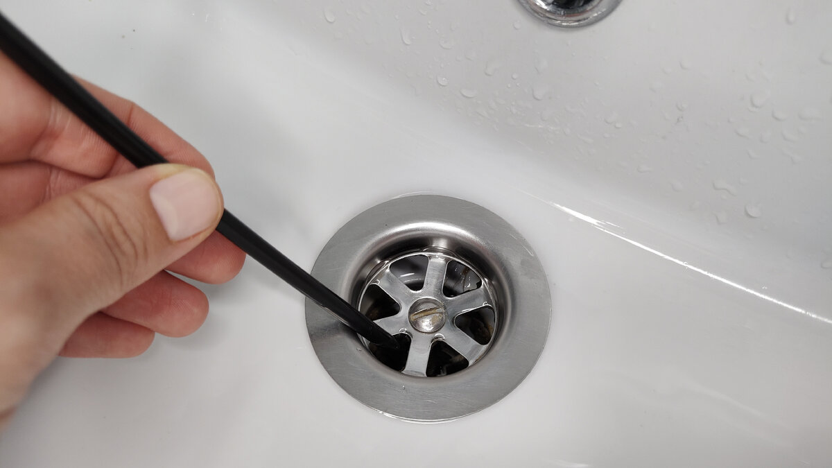 Умная хитрость: как справиться с засорами в раковине и сэкономить