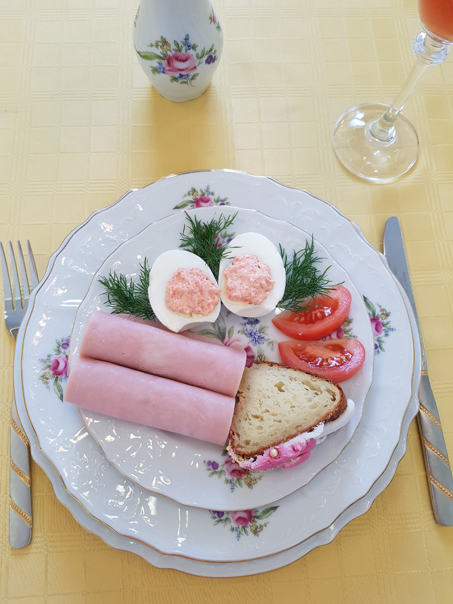 Рулетики из ветчины и творожного сыра: идеальная закуска для любого стола