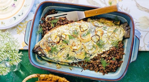 Запеченный карп с гречкой под сметанной корочкой