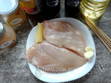 Порадуйте своих близких: невероятные куриные шашлычки с ананасом