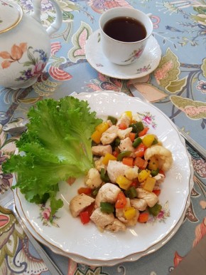 Ароматное куриное филе с цветной капустой и перцами для уютного ужина