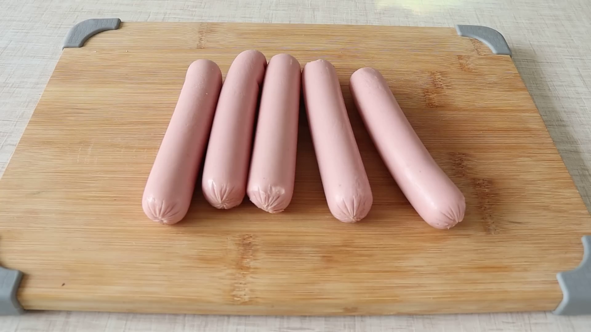 Необычный запеченный пирог из сосисок: рецептура, которую стоит попробовать