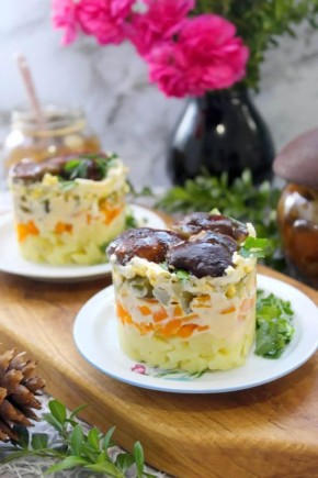 Новый взгляд на праздничный слоеный салат с лесными грибами