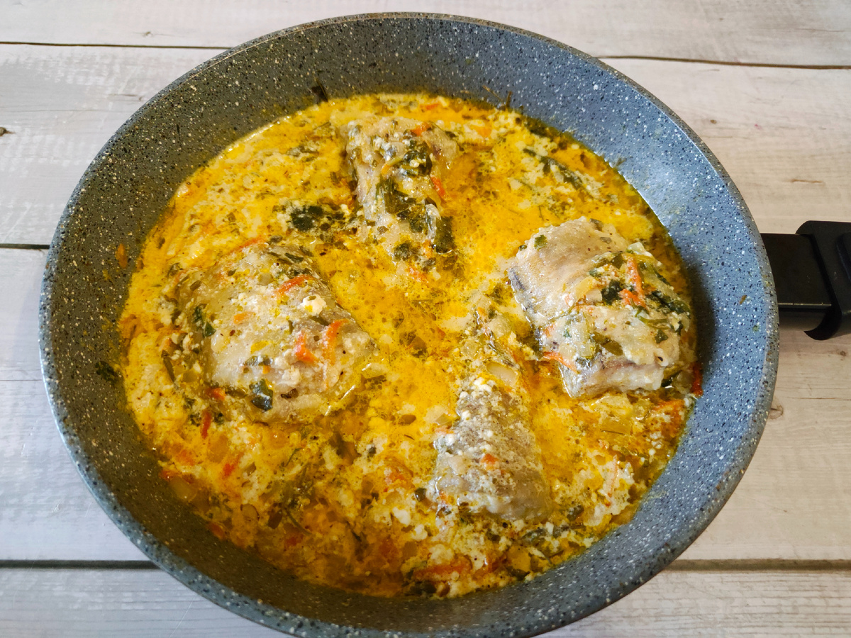 Минтай в сметанном соусе