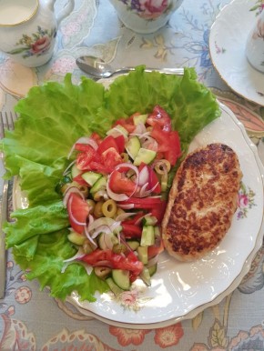 Нежные индейки: как приготовить вкусные котлеты с салатом