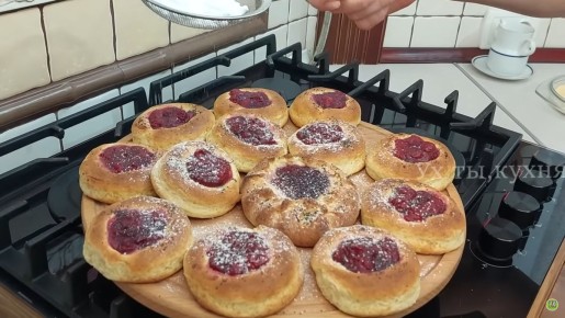 Ватрушки с вишней: просто, быстро и очень вкусно