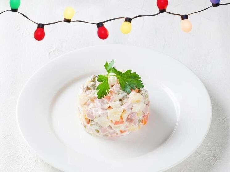 Традиционные новогодние блюда в поездах: заливное и оливье