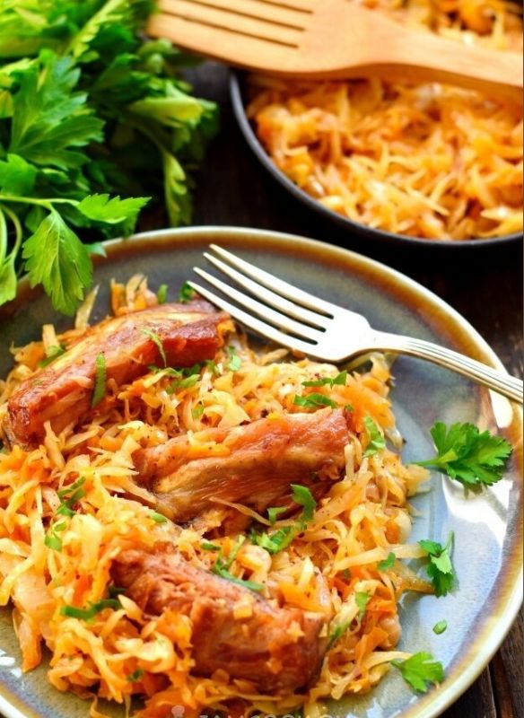 Ароматная тушеная капуста с ребрышками: уют на вашей кухне