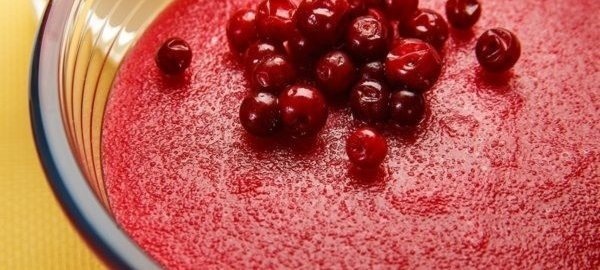 Новый взгляд на классическую манную кашу: клюквенный сок в деле