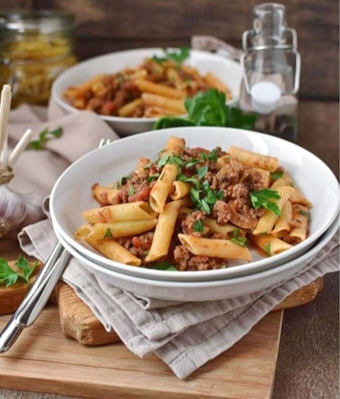 Паста с мясом в ароматном томатном соусе