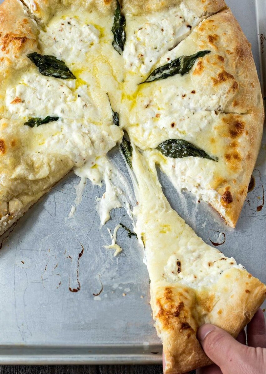 Наслаждаемся сырной пиццей с вкусным чесночным соусом