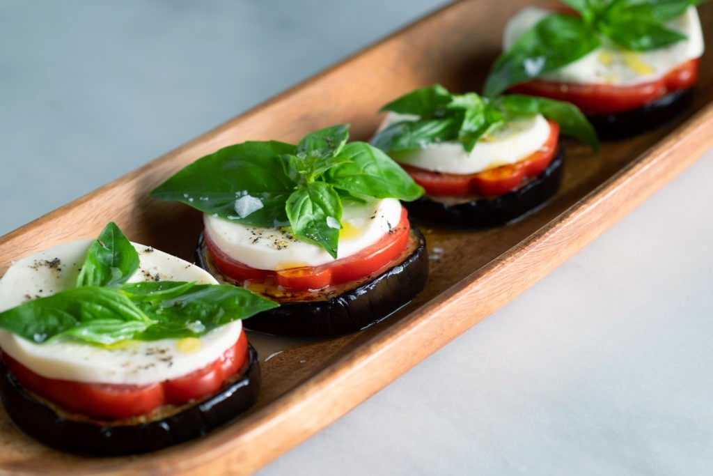 Освежающая капрезе с баклажанами и изысканный Мальбек