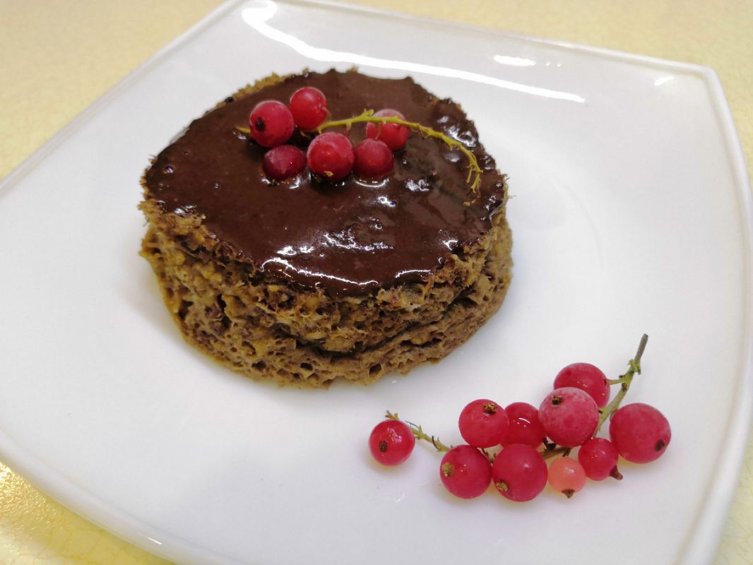 Простой десерт без муки: легкий кекс в микроволновке