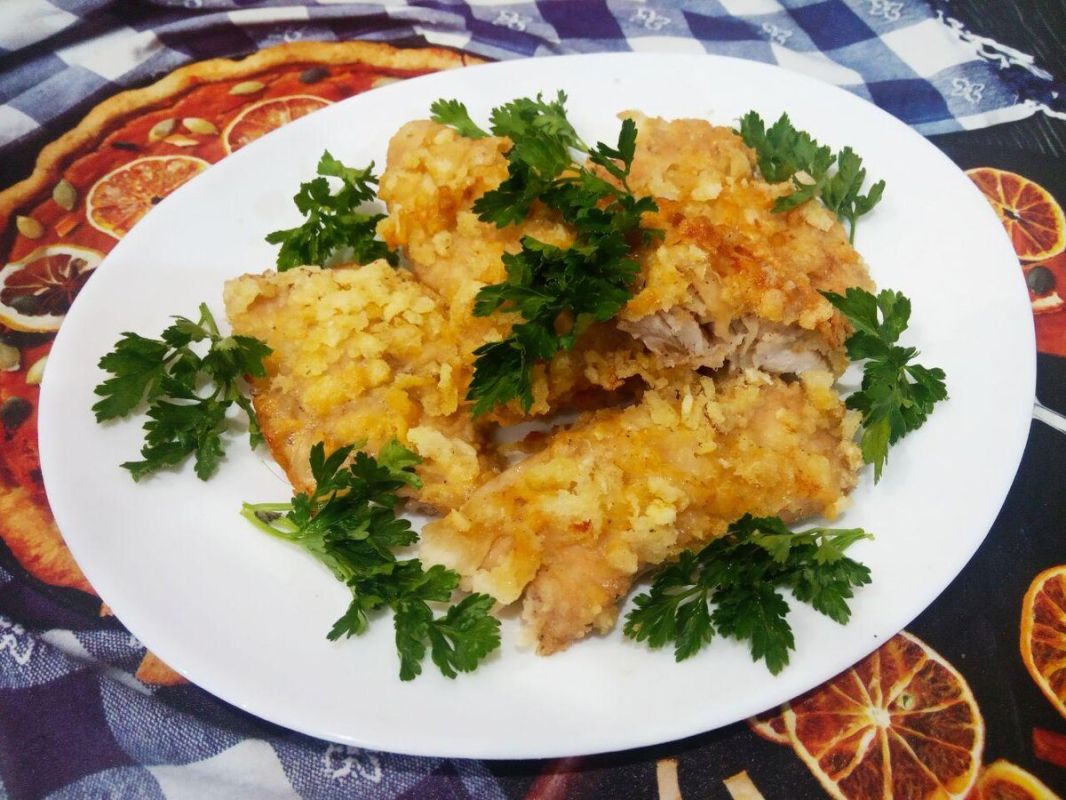 Нежные куриные полоски в хрустящей корочке: простой рецепт