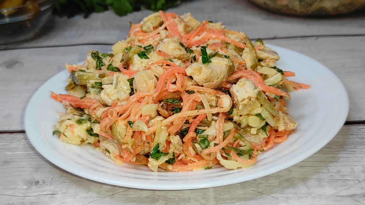 Вкусный салат «Лисичка»: как приготовить с курицей и корейской морковью