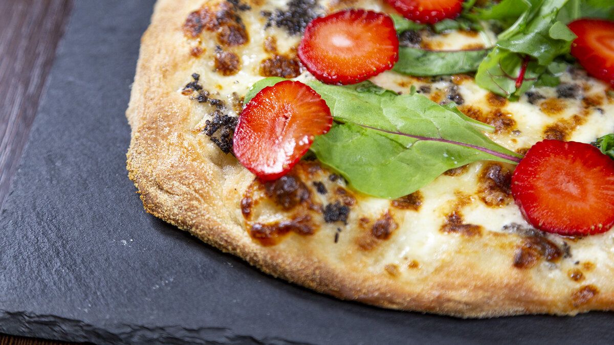 Пицца со страчателлой и клубникой: хит сезона
