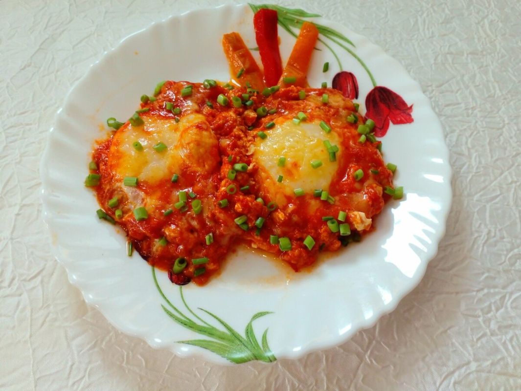 Завтрак, который радует: глазунья с лечо и сыром