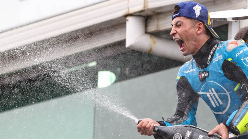 Рауль Фернандес празднует историческую победу в MotoGP на Филлип-Айленде