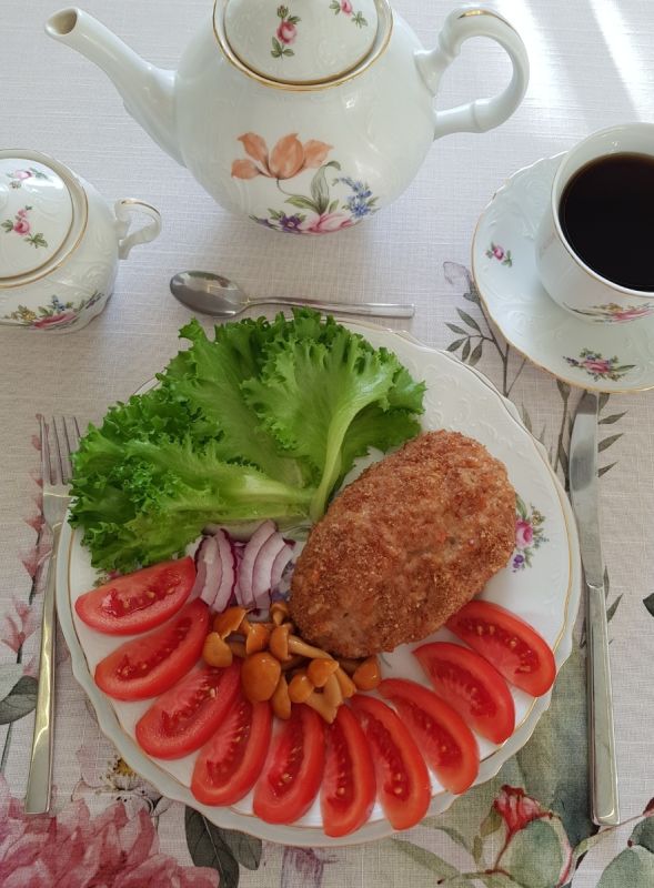 Запеченные котлеты из говядины и курицы с моцареллой и сладким перцем