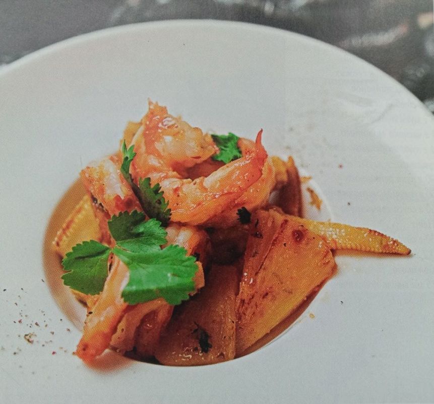 Экзотический теплый салат с креветками и ананасами: готовим как шеф-повар