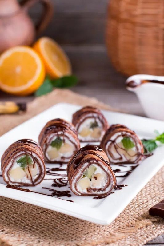 Нежные шоколадные роллы с фруктовой начинкой