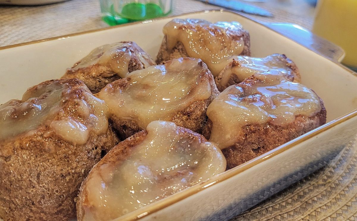 Веганские синабоны: нежные булочки с корицей для поста