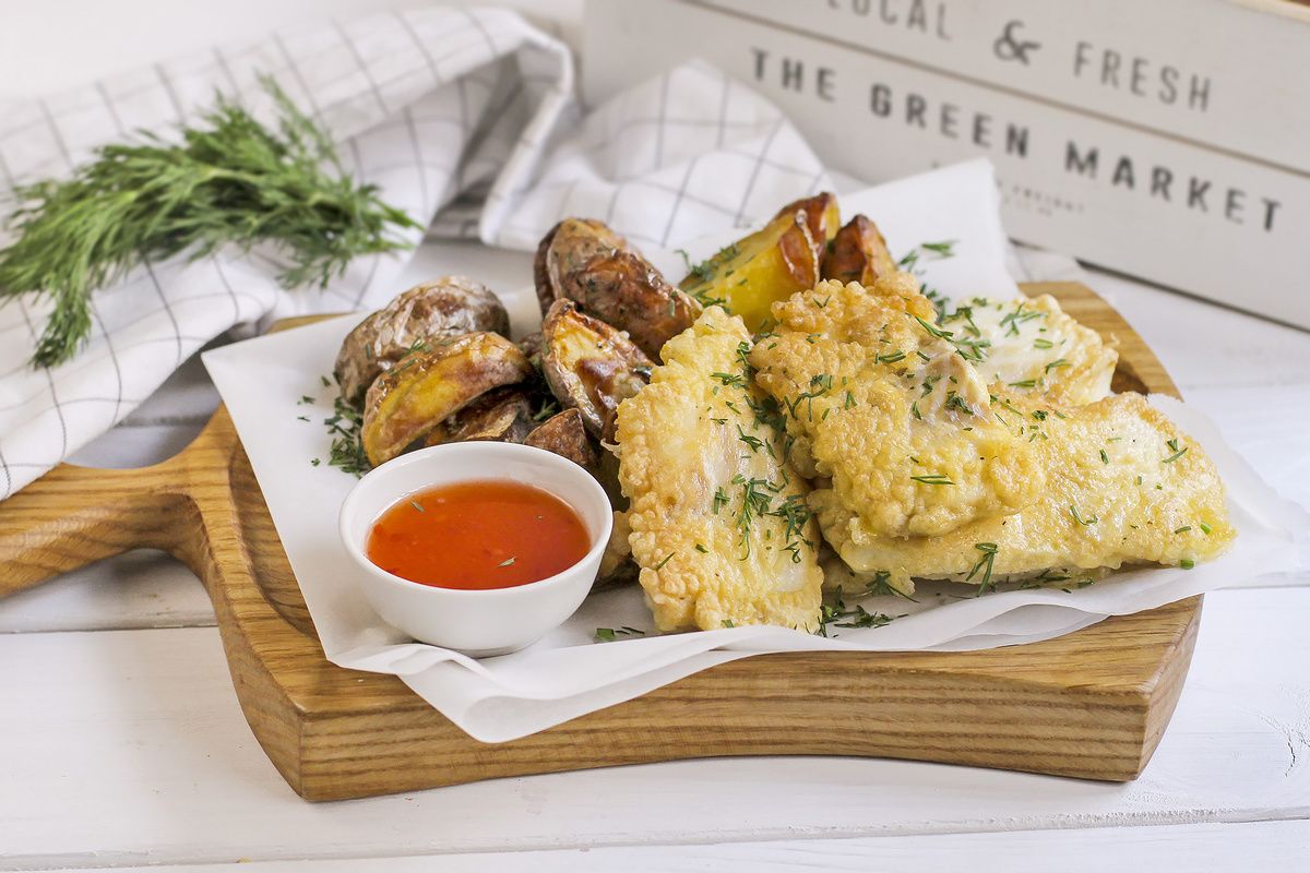 Неповторимая треска в кляре с картофельными дольками и пикантным соусом