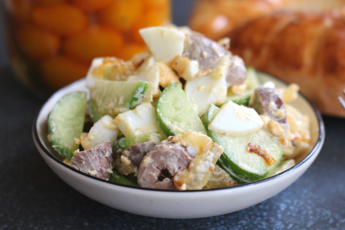 Необычный салат из куриных сердечек с яйцами и овощами