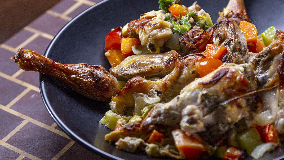 Восхитительный запеченный цыпленок с овощами и сливками