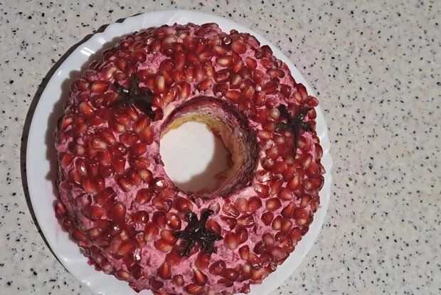 Вкусный гранатовый браслет с черносливом и копченой грудкой