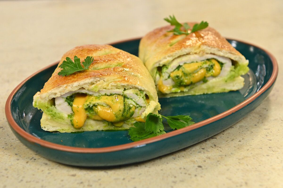 Вдохновение на кухне: быстрый пирог с курицей и сыром от шефа Мосина