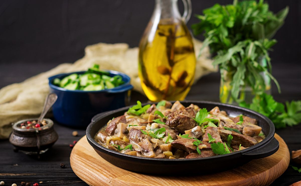 Как быстро и вкусно приготовить печень по строгановски