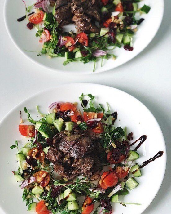 Теплый салат с куриной печенью