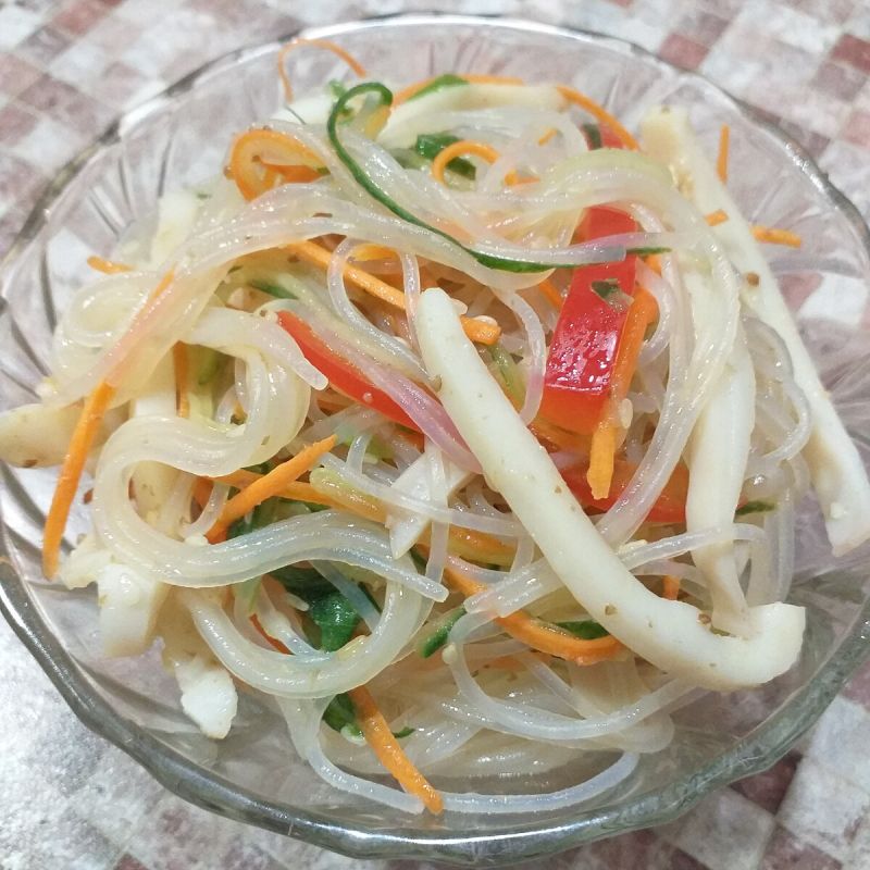 Легкий салат с кальмарами и фунчозой для вашего стола