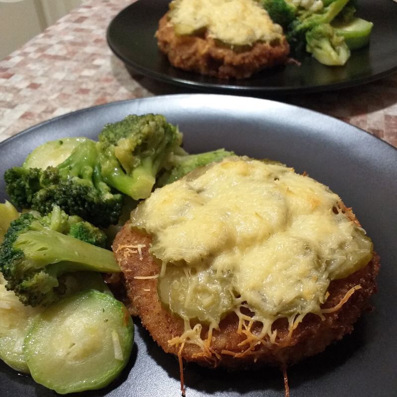 Как приготовить сочные свиные отбивные с солёными огурцами и сыром