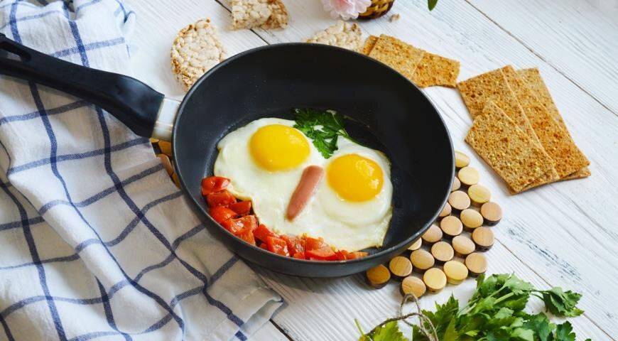 Как правильно пожарить яичницу и омлет: тонкости и советы