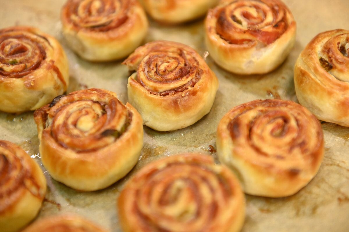 Идеальные рулетики с колбасками: быстрый рецепт от шеф-повара