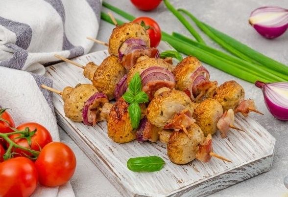 Нежные шашлычки из шампиньонов с беконом для идеальной закуски