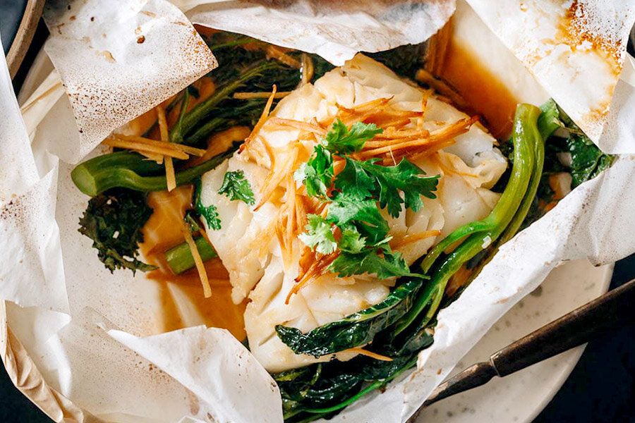 Рыба в конверте с имбирно-кунжутным соусом