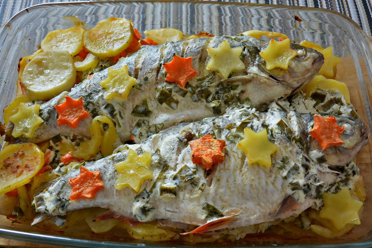 Вкусное блюдо на вечер: запеченный язь с картофелем
