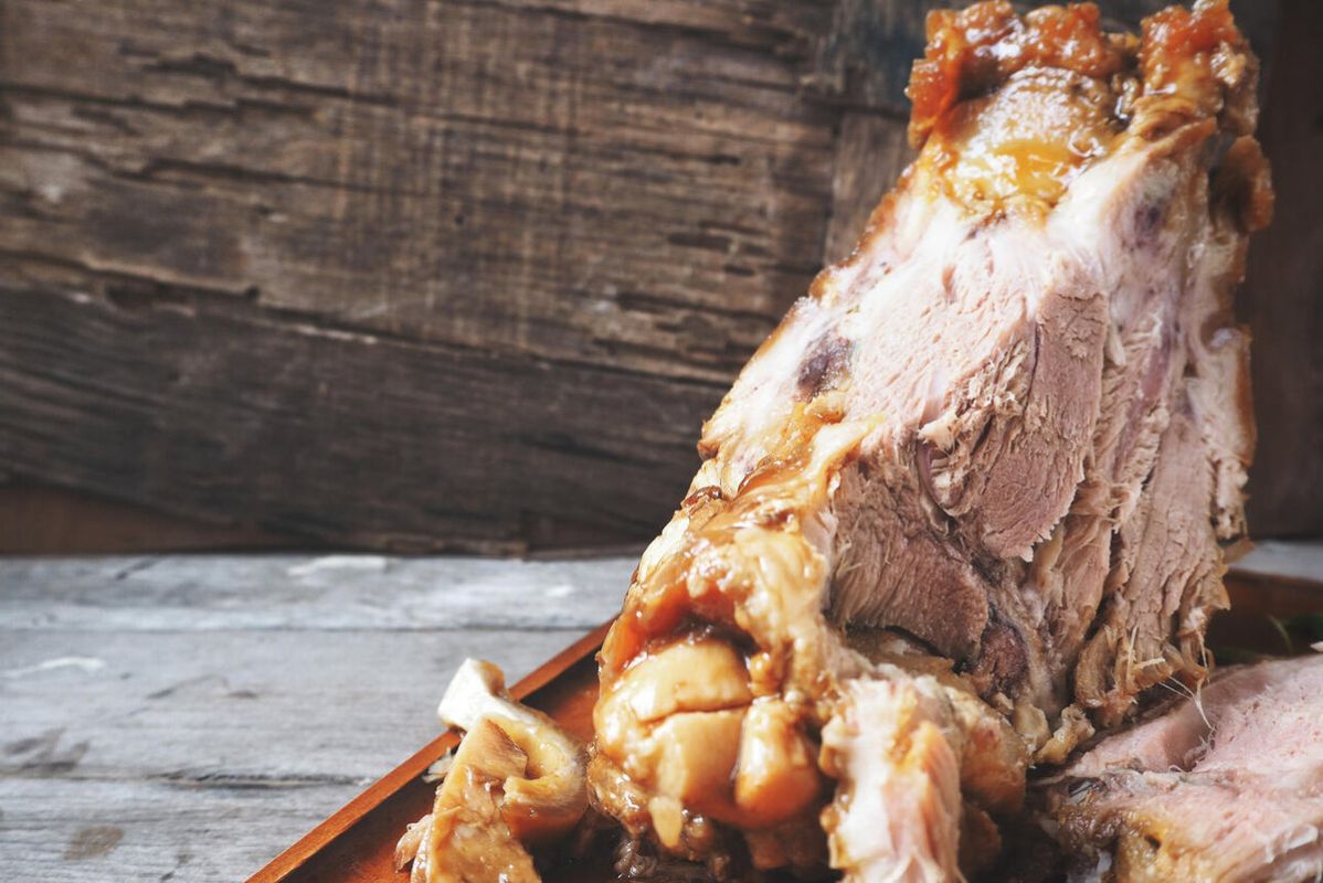 Секреты приготовления сочной свиной рульки на Новый год