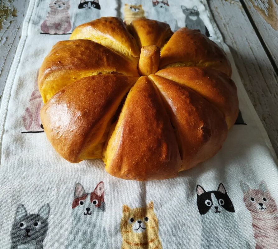 Творим уют: хлеб в форме тыквы для осеннего настроения