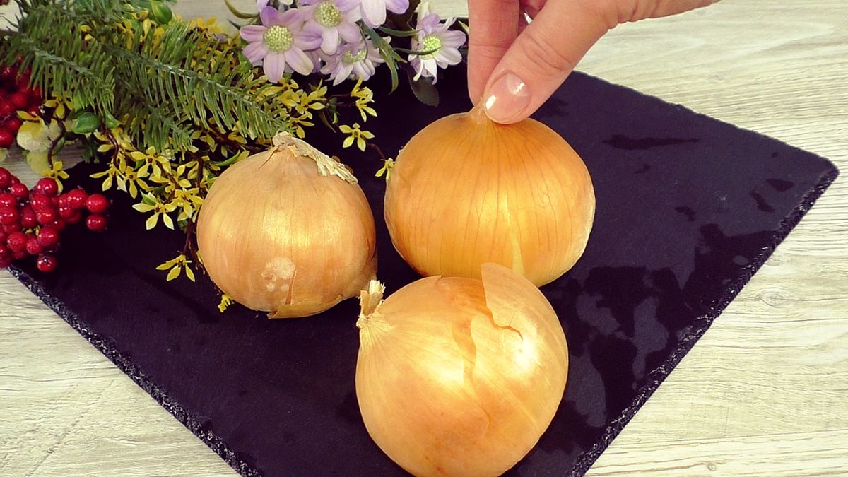 Ароматные блины с луком для Масленицы: легкий и вкусный рецепт