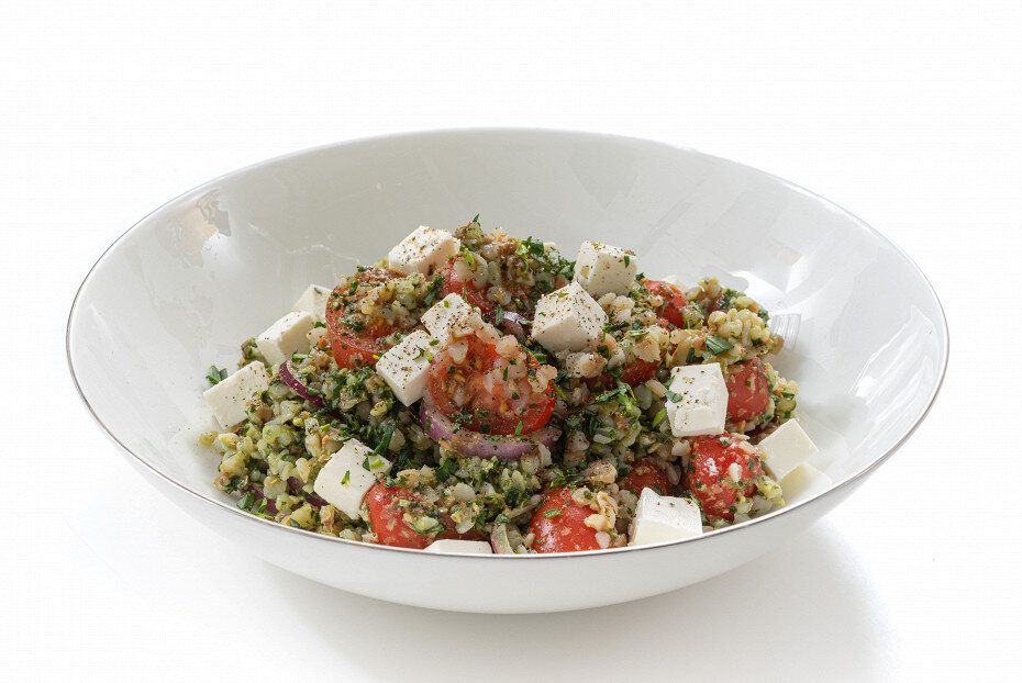 Новый взгляд на гречку: оригинальный рецепт с помидорами и фетой